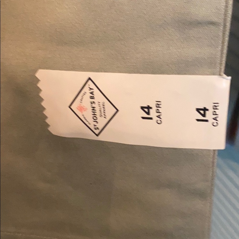 NWT CAPRIS - Picture 3 of 6